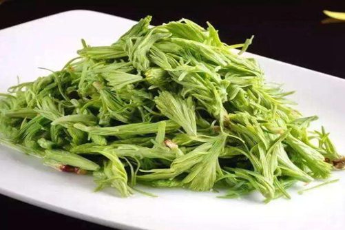 灰条菜的吃法，田里经常可以看到，做凉拌美味无比