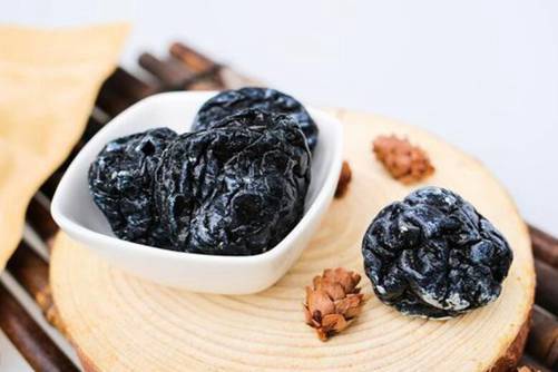 乌梅图片 任君百计相薰炙，本性依然带点酸