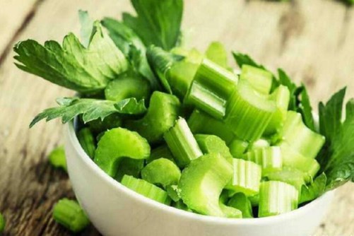 芹菜汁怎么做 芹菜汁的功效与作用健胃利尿, 预防肺癌