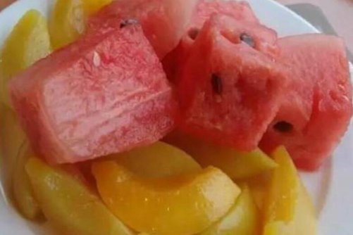 桃子与西瓜能一起吃吗？能 好处居然这么多  