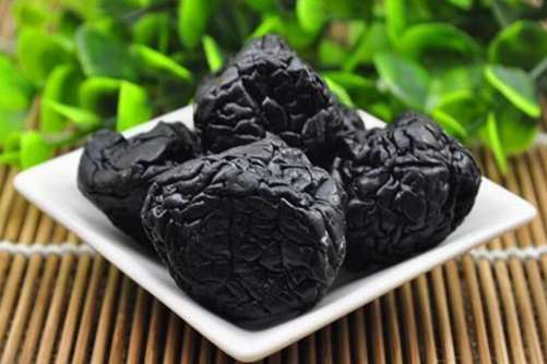 乌梅图片 任君百计相薰炙，本性依然带点酸
