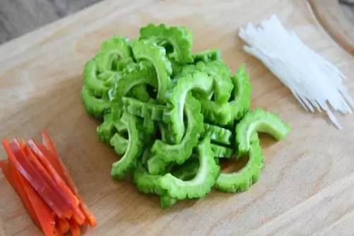 凉拌苦瓜的做法，好吃不苦有诀窍试试这样做凉拌苦瓜